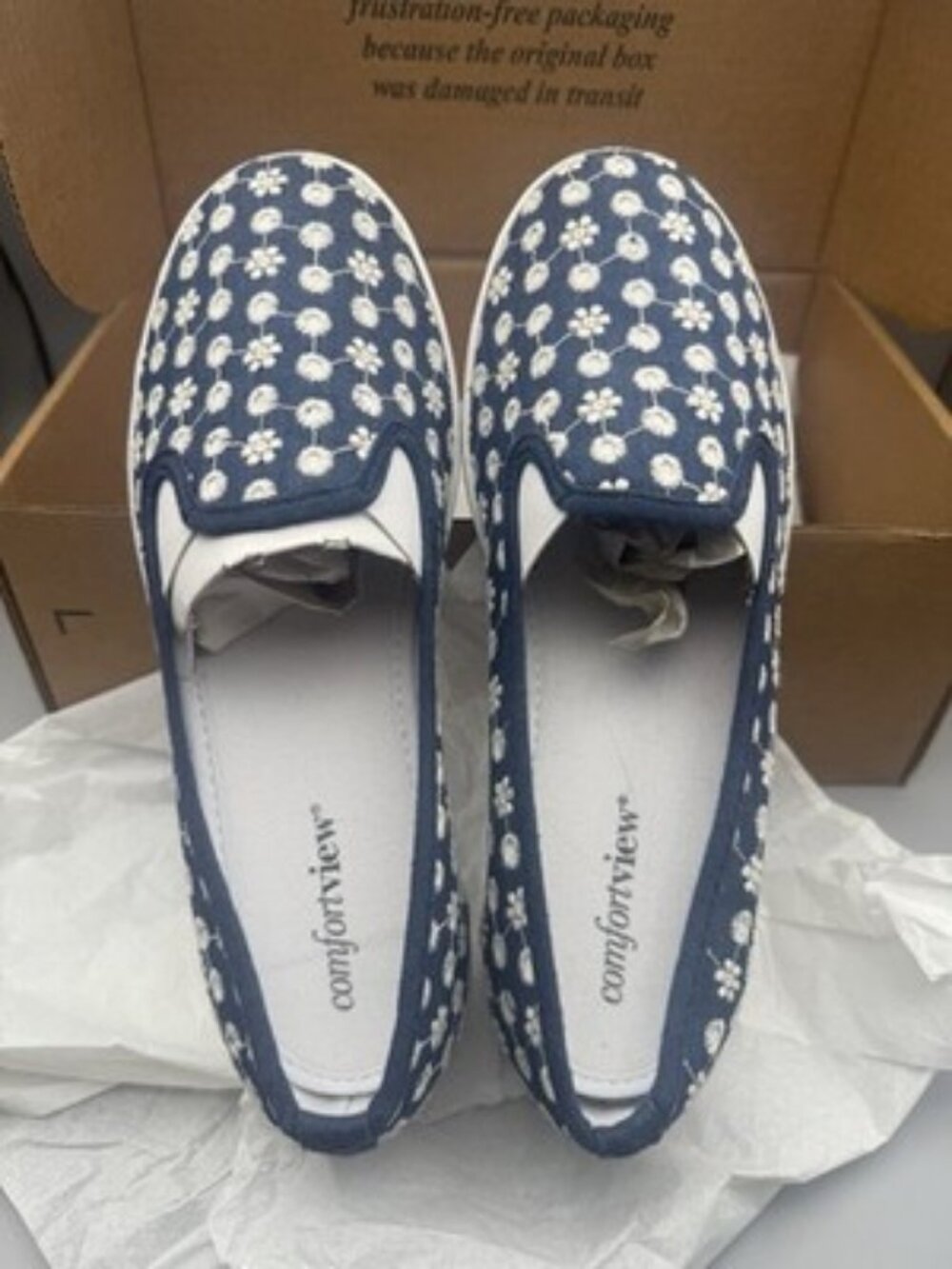 NWB Comfortview Women Dottie Slip On Sneaker Wide 8.5 Denim Eyelet Blue White